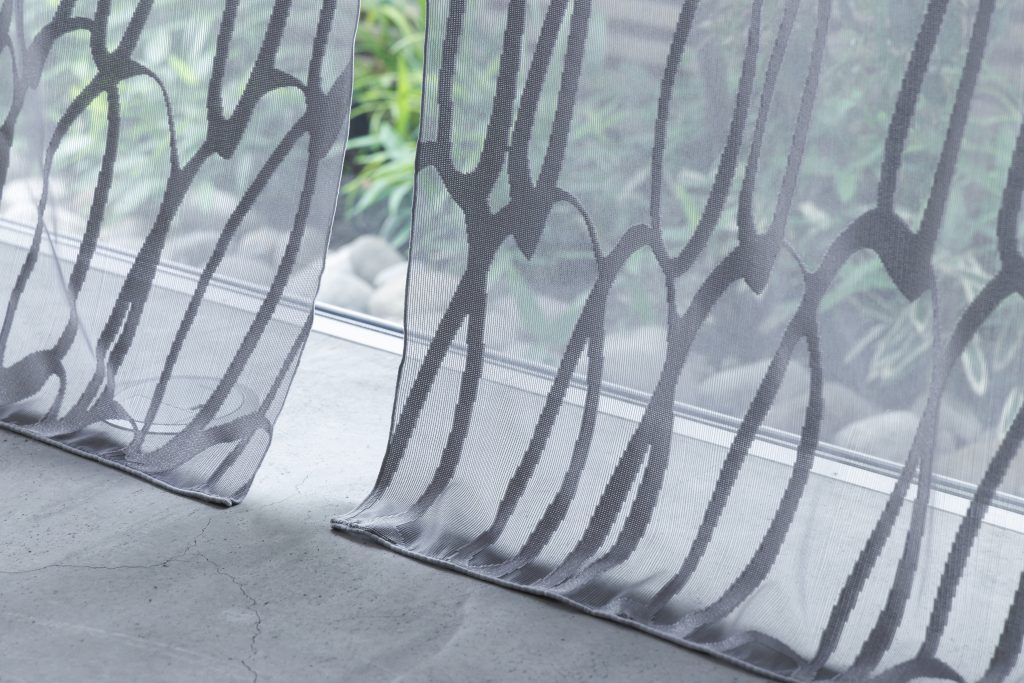 不規則なペンの走りを繊細に再現したドローイング柄カーテン