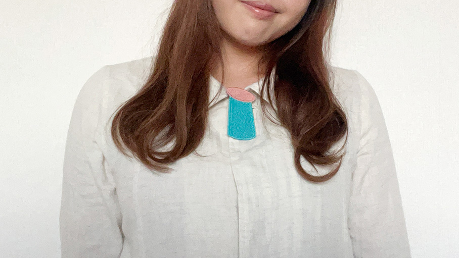 シャツ×ブローチ