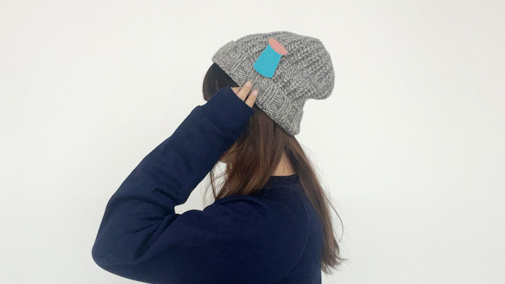 ニット帽×ブローチ