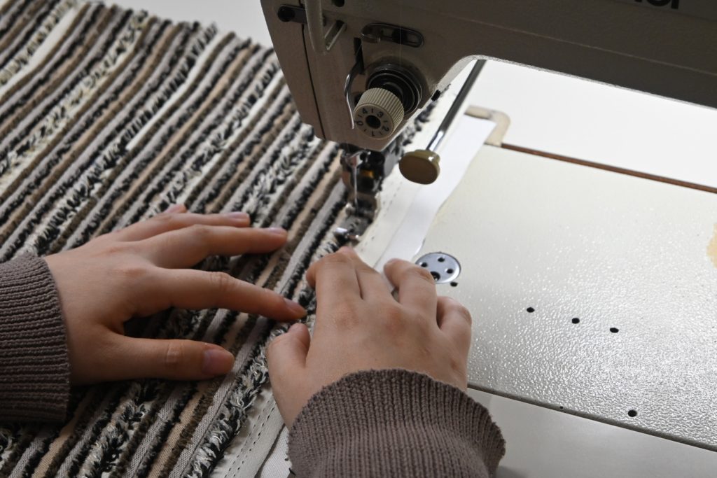 生地耳アップサイクルブランド「matect」の生地を縫製している様子