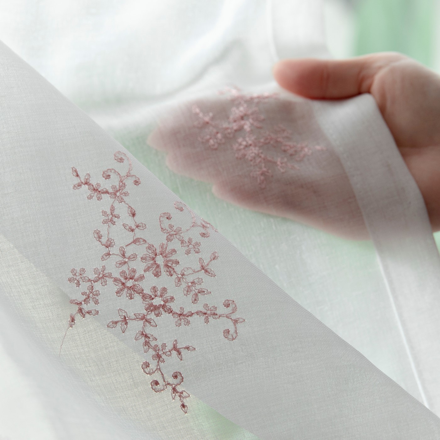 今回はチューリップを半立体刺繍しました。 家にいる時間が増え