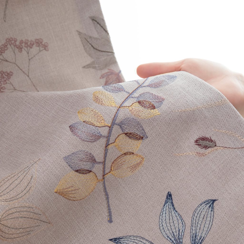エトロ　オーガンジー生地 多色刺繍 エトロ オーガンジー生地 多色刺繍