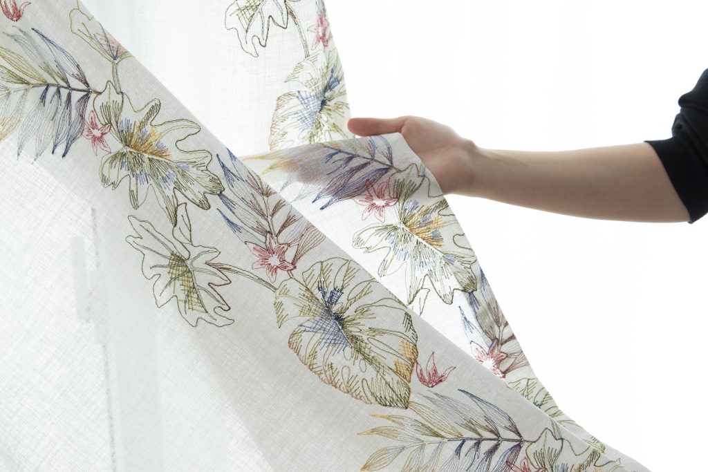 アンティークな花柄の9色刺繍厚地カーテン | SHOPPING | TateYoko 