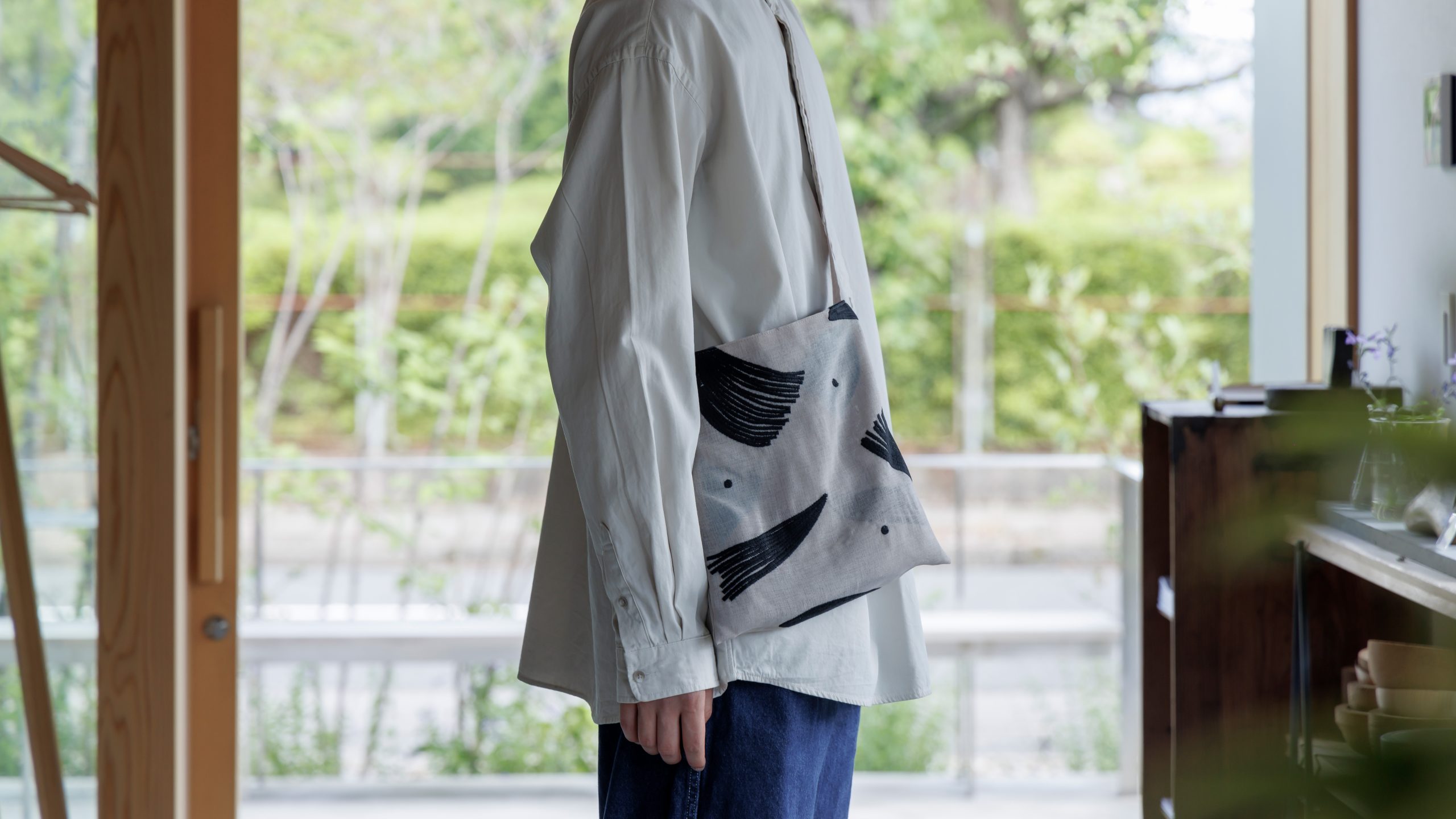 【vol.12】多色の刺繍を全面に組み合わせたサコッシュ