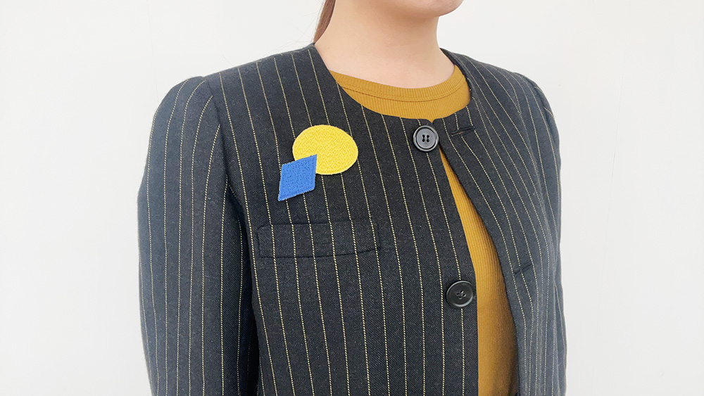 ジャケット×ブローチ