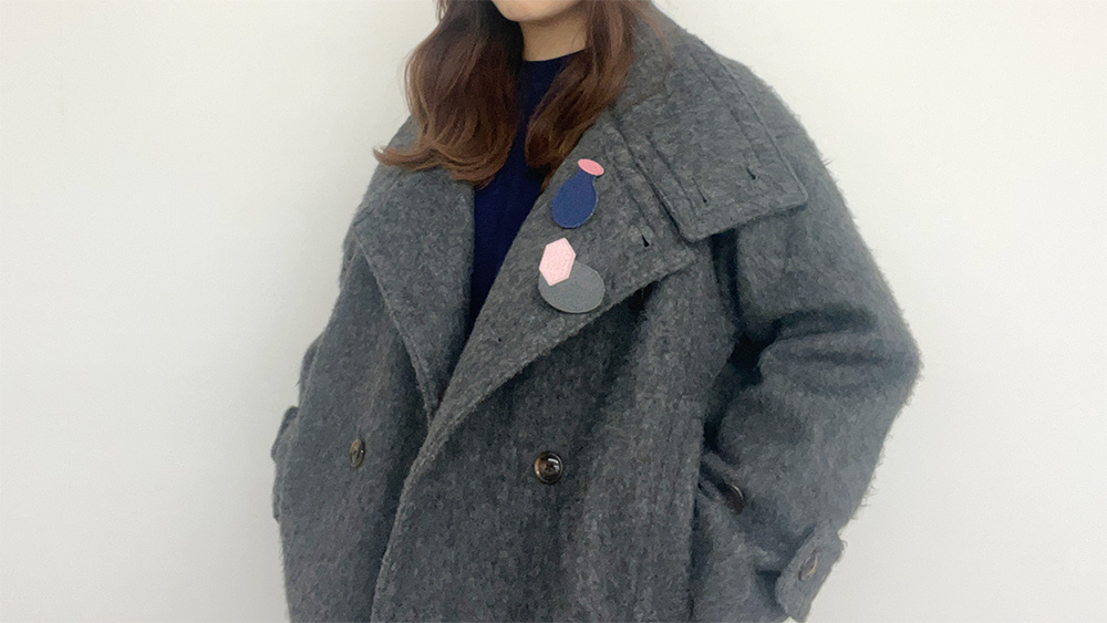 コート×ブローチ