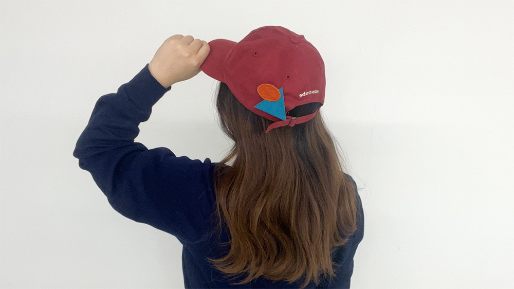 キャップ×ブローチ