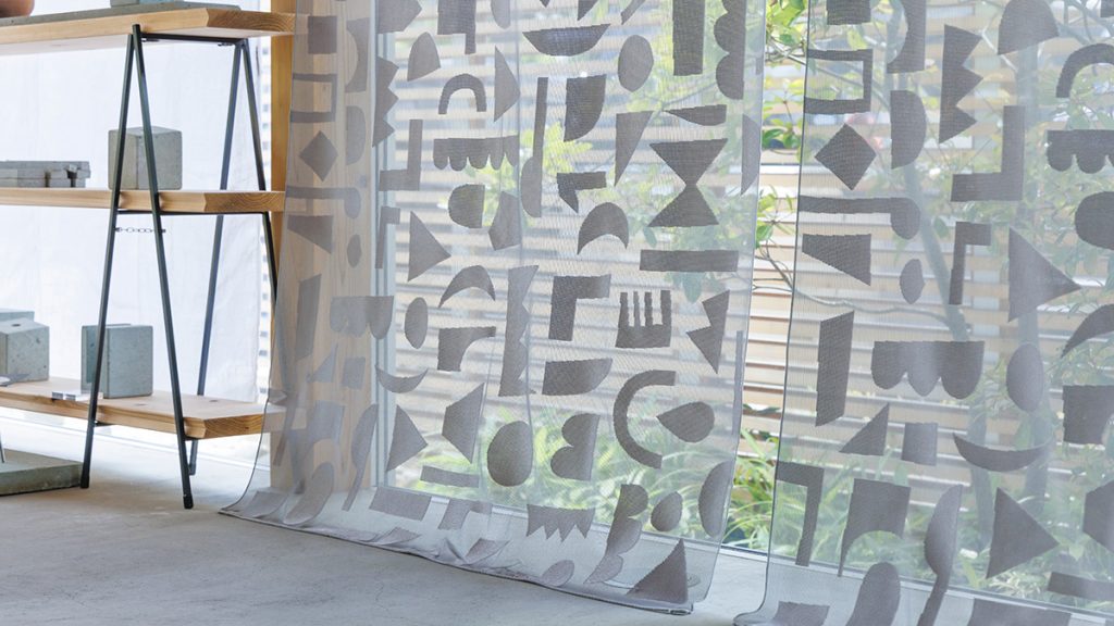 個性的な柄のレースカーテン