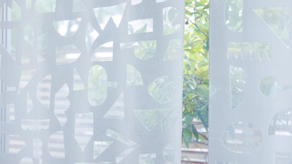 個性的な柄のレースカーテン