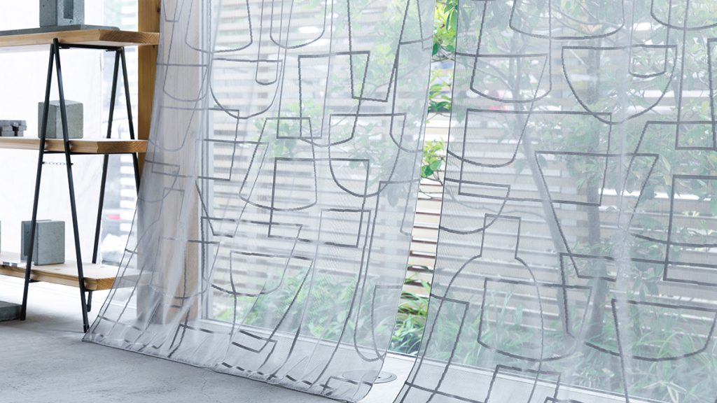 個性的な柄のレースカーテン