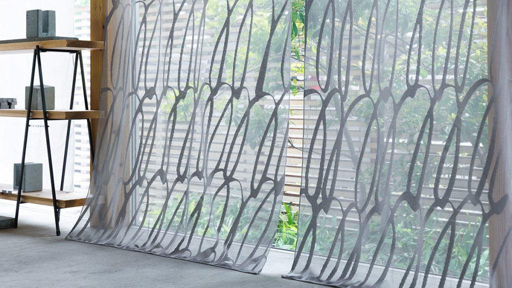 個性的な柄のレースカーテン
