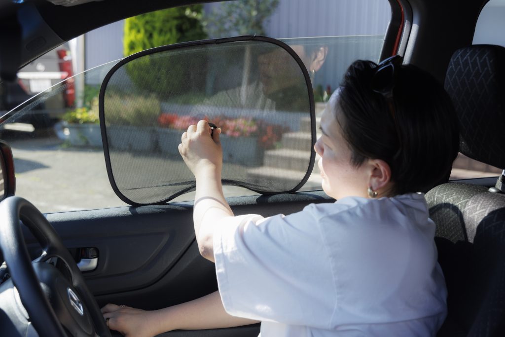 車用サンシェード_吸盤タイプ