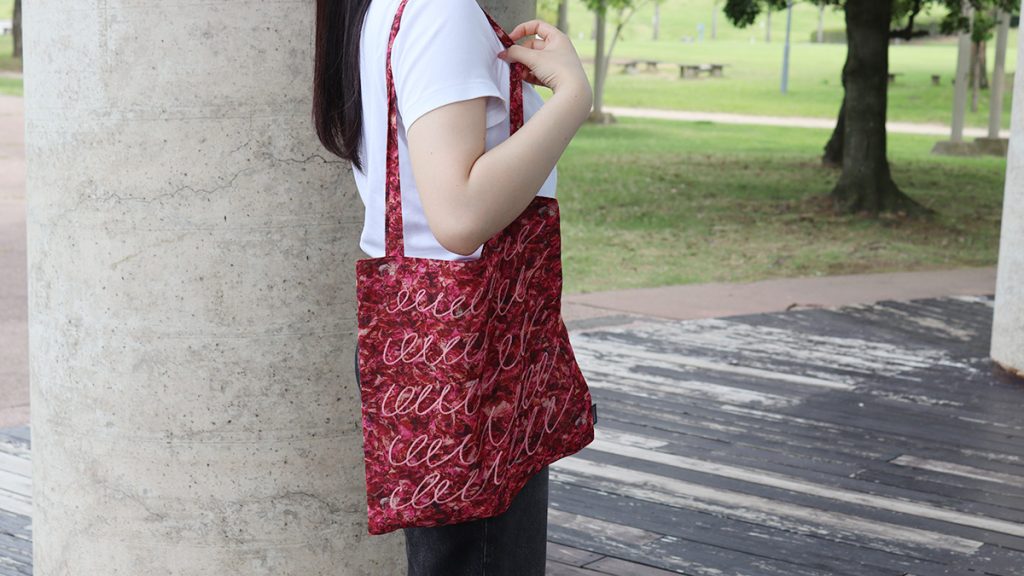 大人かわいい　刺繍　トートバック
ナチュラル　コーデ